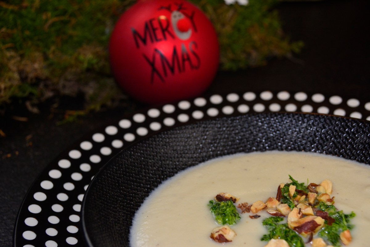 Topinambursuppe mit Haselnuss-Spinat-Petersilien-Pesto Topinambursuppe mit Haselnuss-Spinat-Petersilien-Pesto