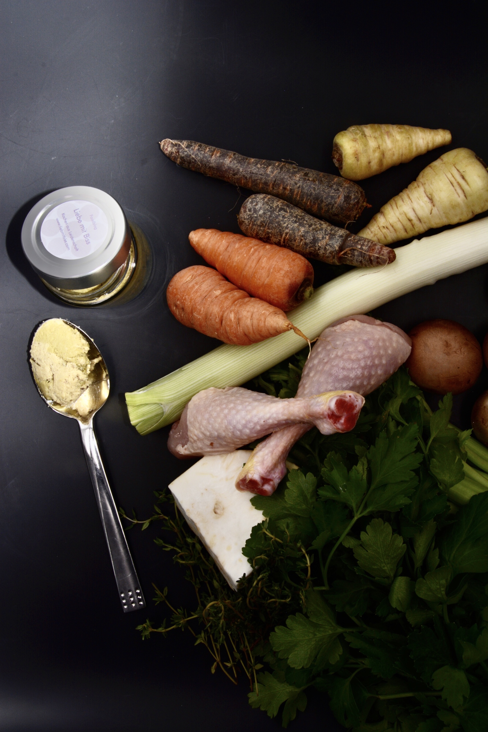 Gewürzpaste mit Hähnchen, Gemüse und frischen Kräutern Gewürzpaste mit Hähnchen, Gemüse und frischen Kräutern